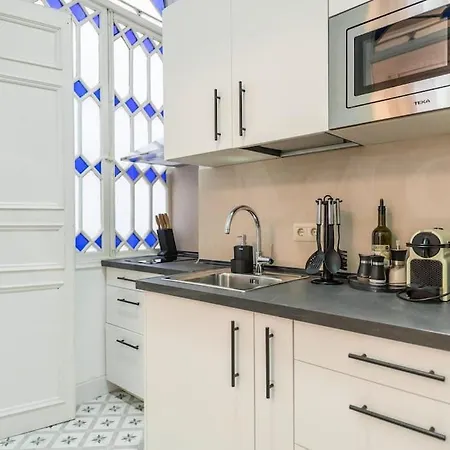Historic Gem With Modern Comfort By Rems Málaga